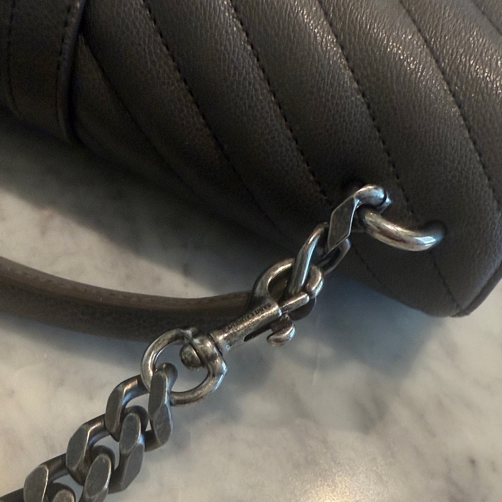 Yves Saint Laurent
Collége monogramme leather handbag
Very good condition - Picture 5 of 13